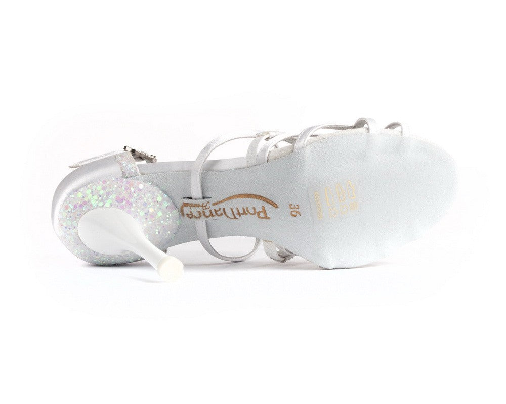 Unteransicht der PD800 Net Tanzschuhe aus weißem Satin von Portdance, mit Sohle, glitzerndem Absatz und Riemendetails.